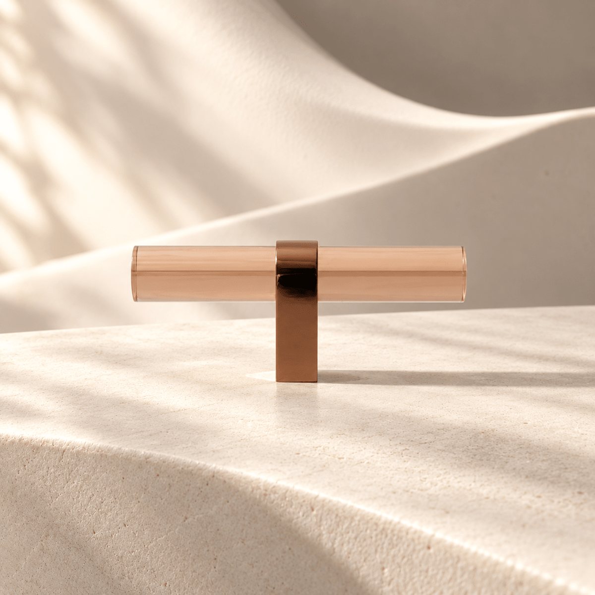Coffee-tinted acrylic and brass T-knob 80 mm long on warm ivory stone