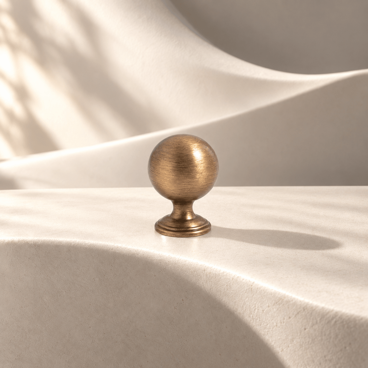 Antique brass-tone 25 mm round knob on ivory stone