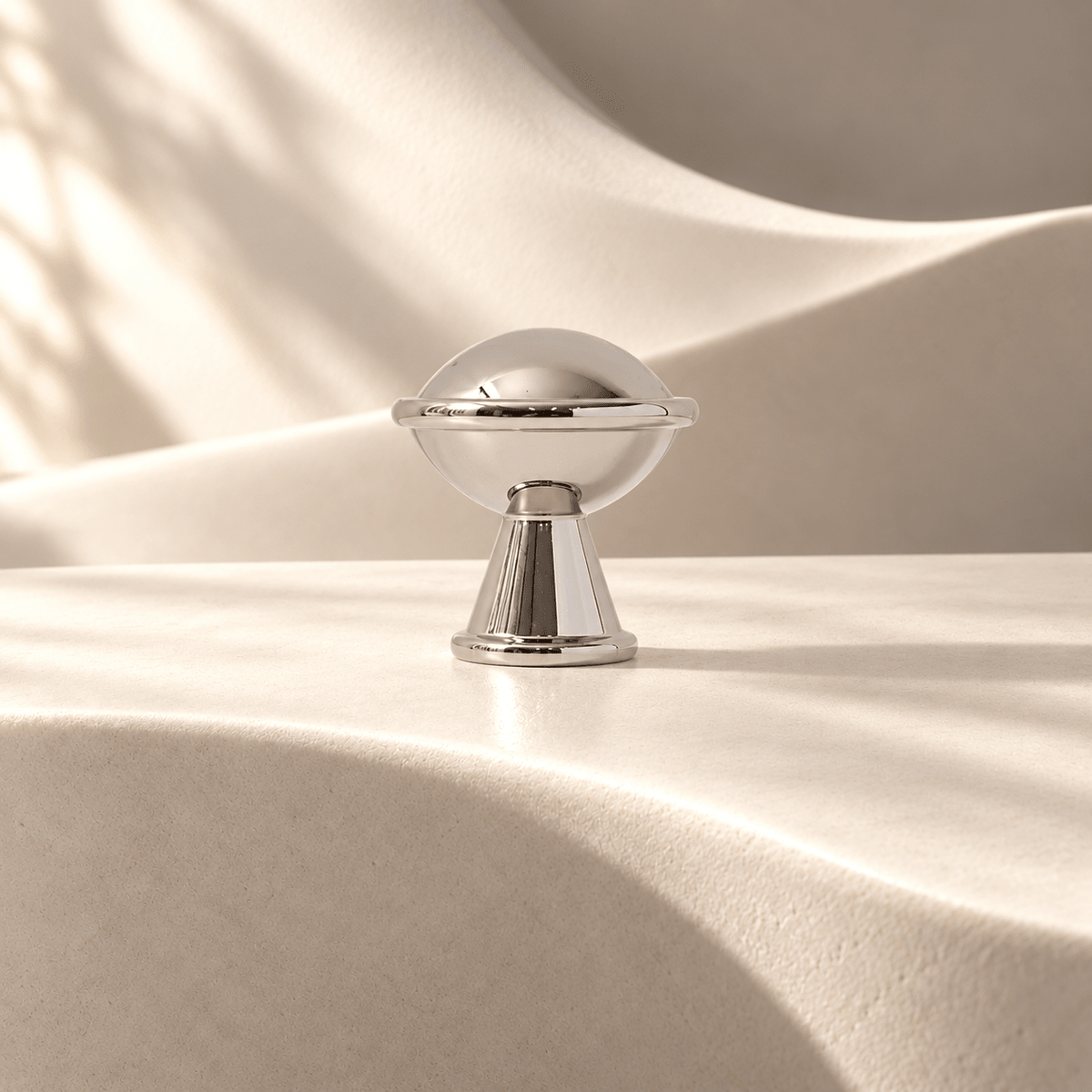 Bright nickel 31 mm round knob on warm ivory stone