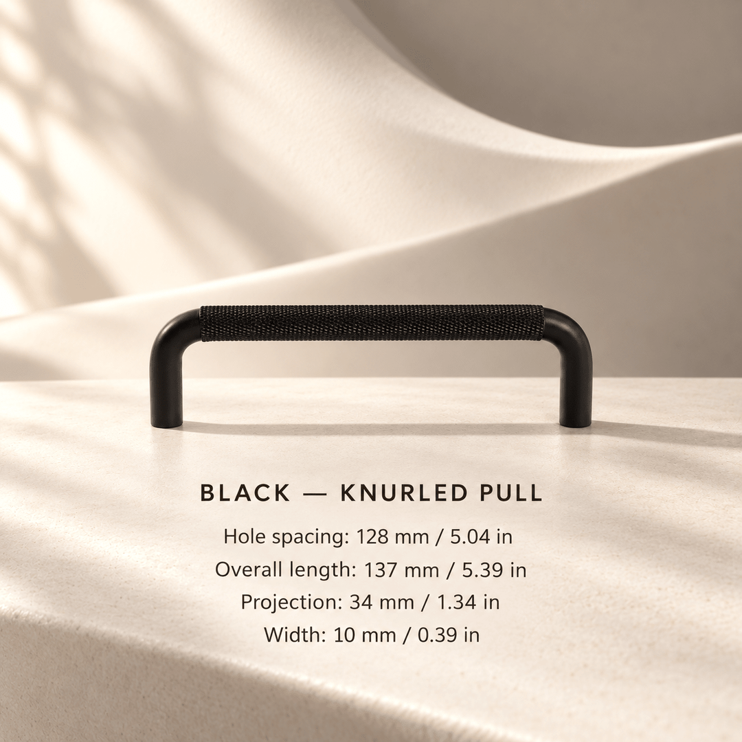 Black knurled cabinet pull in ivory studio. Hole spacing: 128 mm / 5.04 in; Overall length: 137 mm / 5.39 in; Projection: 34 mm / 1.34 in; Width: 10 mm / 0.39 in