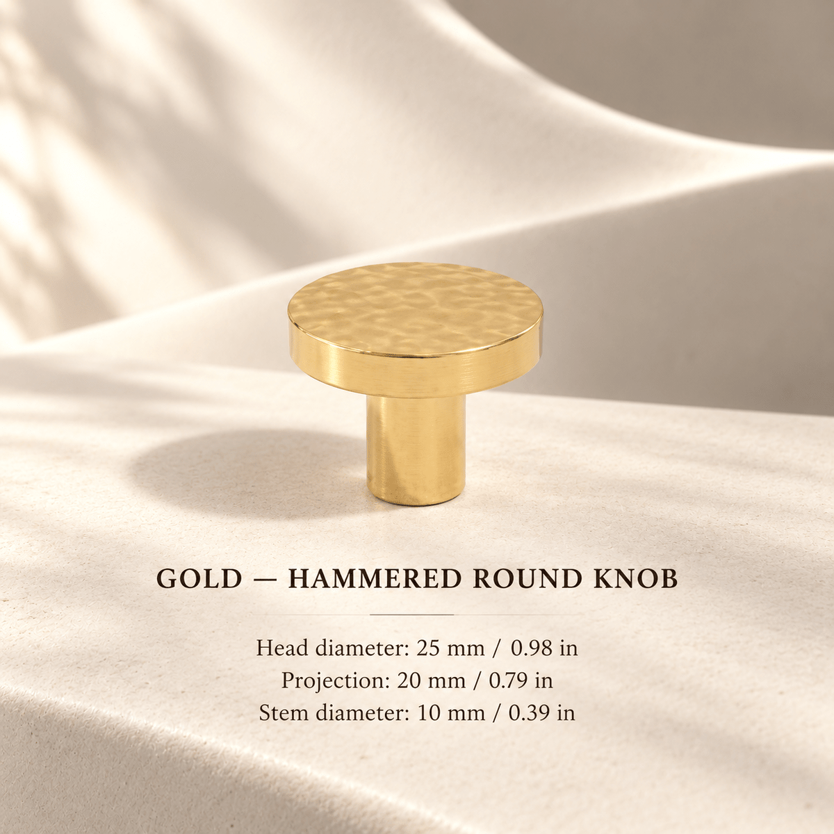 Hammered gold round knob in ivory studio. Head diameter: 25 mm / 0.98 in; Projection: 20 mm / 0.79 in; Stem diameter: 10 mm / 0.39 in