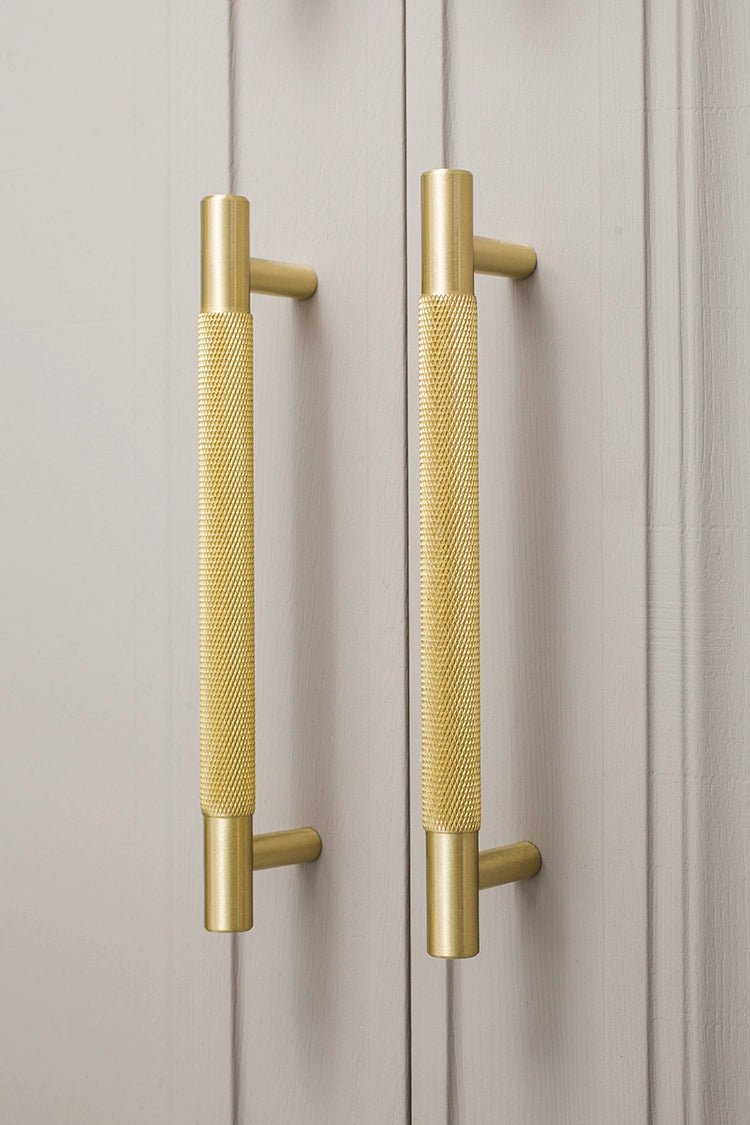 Elegant Knurled Brass Knobs – Satin Finish Pull Handles for Cabinets
