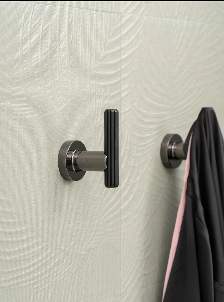 Stylish British Style Wall Mounted Towel Rack – Gold/Silver/Black