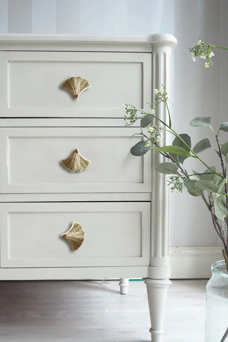 Sleek Maple Leaf Brass Knobs – Gold Pulls for Modern Cabinets